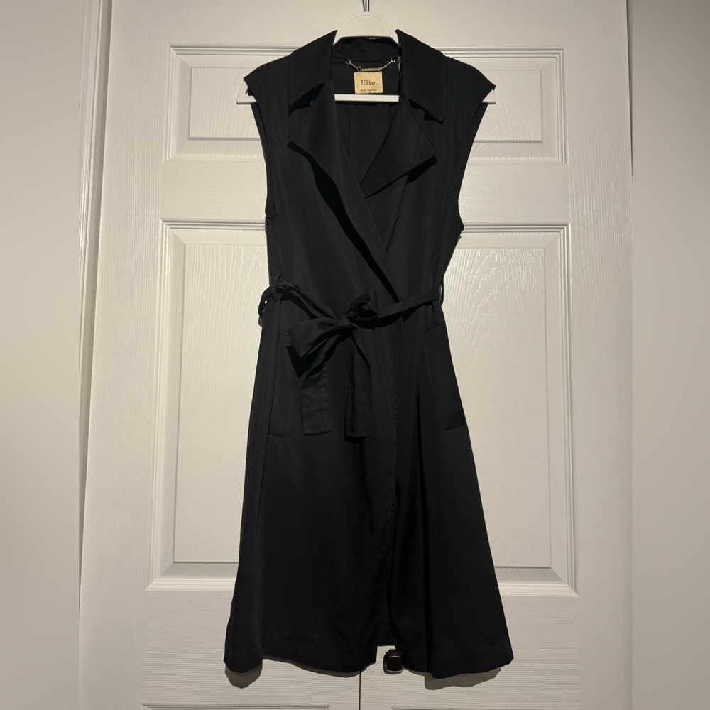 Elie Tahari sleeveless light trench coat.